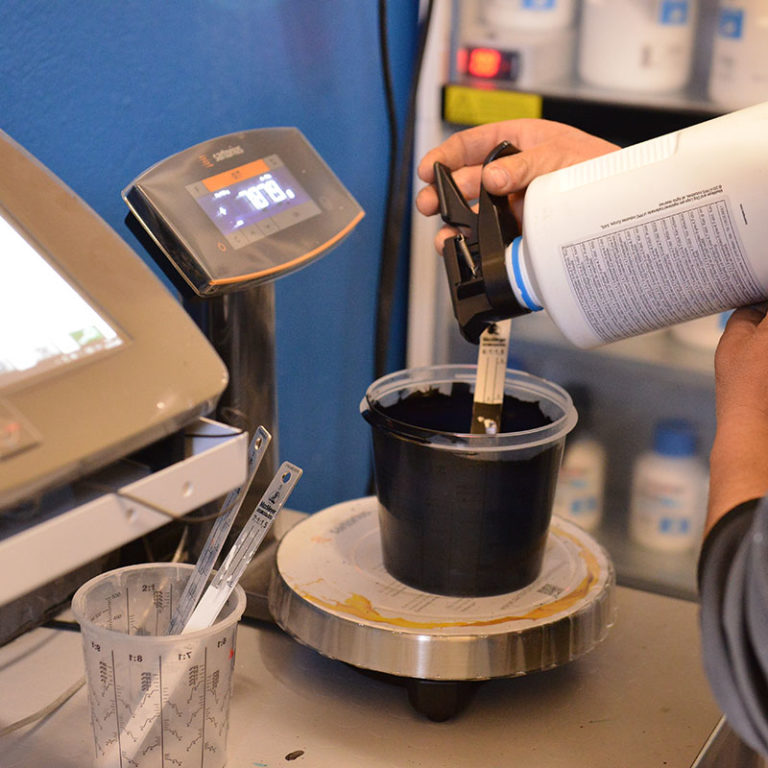 Preparazione colore per verniciatura